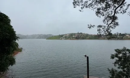 Bela chácara pé na água com uma grande area de laze em meio a natureza