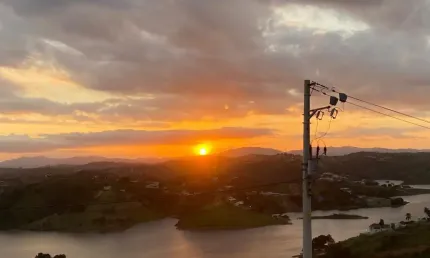 “Casa em Condomínio com Vista Privilegiada da Represa'