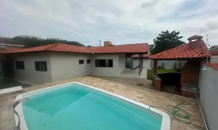 A CASA DOS SONHOS EXISTE e Está a 400m da Praia em Itanhaém – Piscina, 4 Dorms e Financia com FGTS!