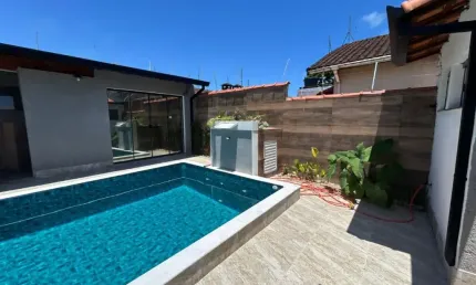 Essa Casa com Piscina Gigante Está a 450m da Praia em Itanhaém – E Ainda Aceita FGTS!