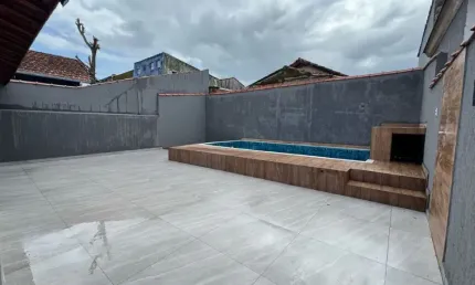 Casa com Piscina e Suíte a 700m da Praia em Itanhaém – Financia com FGTS e Escritura Pronta!