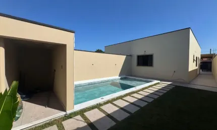 CASA TOP - Casa com Piscina e Suíte por Financiamento! Escritura Pronta no Grandesp – a 1.200m da Praia!