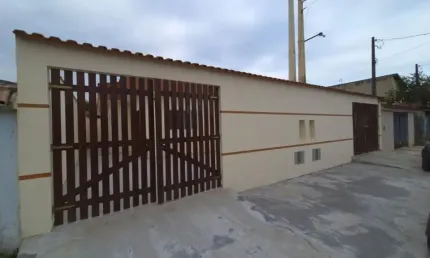 CHANCE!  Casa com Suíte, Rua Pavimentada e Financiamento Fácil em Itanhaém! Pronta pra Mudar!