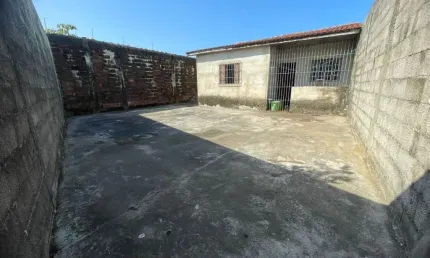 Casa com suíte e 3 dormitórios por preço acessível a 1km da praia! escritura pronta em itanhaém!