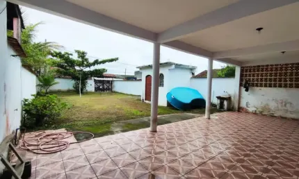 Casa com Quintal Gigante e Entrada Facilitada a 50m da Rodovia no Gaivota!