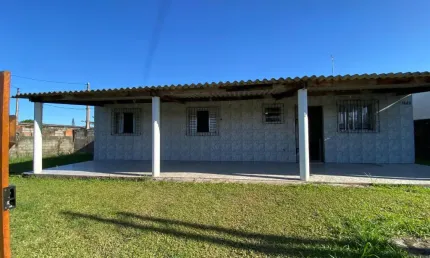 Imóvel com quintal enorme a 1.100m da praia por valor acessível – financiamento liberado!