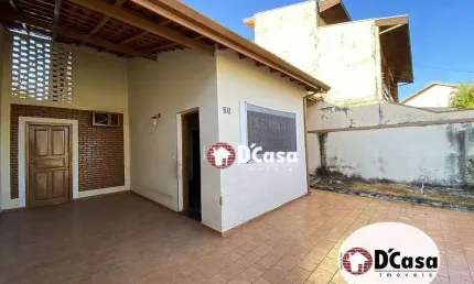 Casa térrea à venda com 2 quartos e amplo quintal, bairro Vila São Geraldo, Taubaté - SP.