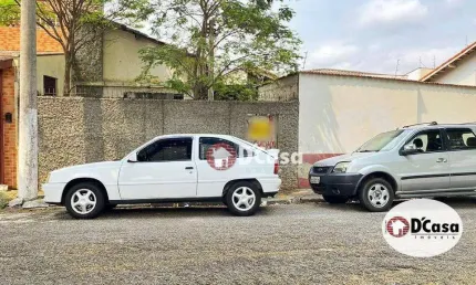 Casa antiga à venda com 150m² de terreno, Centro, Taubaté-SP.
