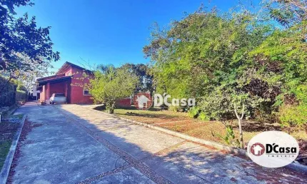 Casa térrea à venda no condomínio Chácaras Cataguá, padrão rústico e com área total de 2.095m2, Taubaté-SP.
