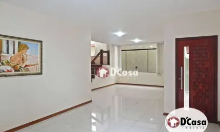 Gracioso sobrado à venda com 3 quartos e área gourmet com piscina, no condomínio Primavera, Taubaté-SP
