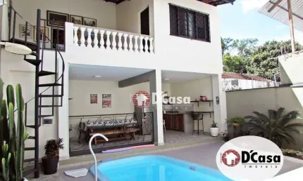 Belíssimo sobrado a venda com 329m² de construção e piscina, no centro de Taubaté-SP