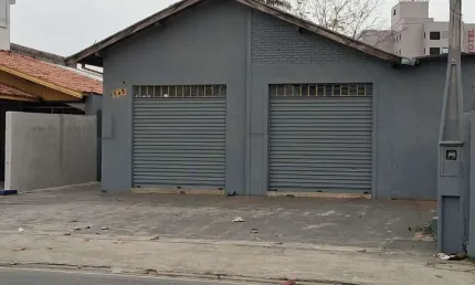 Ponto comercial com estacionamento para locação na avenida independência