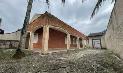 Casa na praia com piscina e 2 quartos por R$ 450.000.00