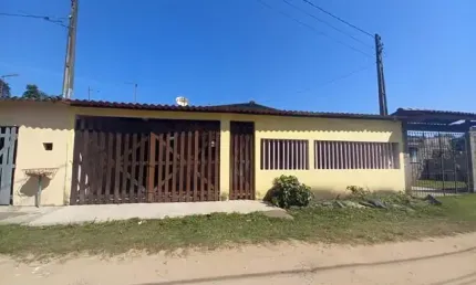 Casa na praia com 4 quartos em itanhaém por r$ 220.000,00