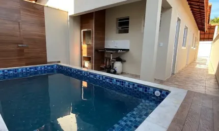 Casa na praia com piscina e 2 quartos em itanhaém por r$ 319.000,00