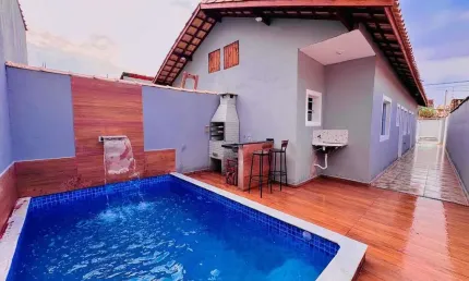 Casa com piscina, 2 quartos e churrasqueira em Itanhaém.