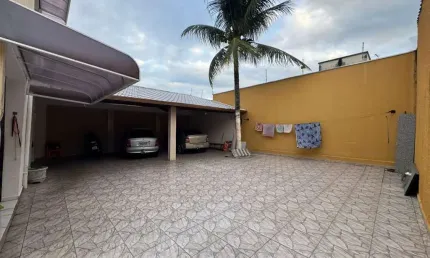 Casa com 3 quartos e espaço para piscina em Peruíbe.