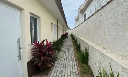 Casa em condomínio com 2 quartos, piscina e área gourmet em Itanhaém.