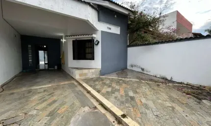 Casa com 4 quartos e espaço para piscina em Peruíbe.