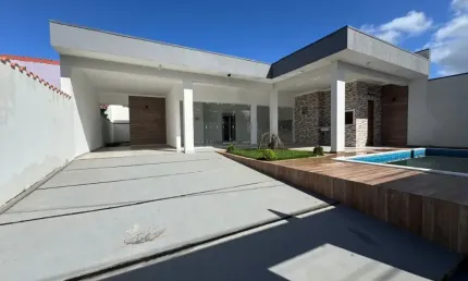 Casa na praia com 3 quartos, piscina e área gourmet em Itanhaém.