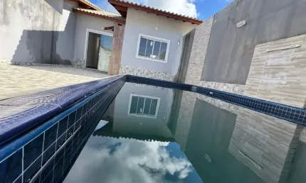Casa com piscina, 2 quartos e área gourmet em Itanhaém.