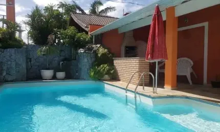 Casa à 100m do mar com 8 quartos e piscina em Peruíbe.