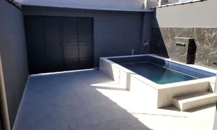 Casa com 2 quartos, piscina e churrasqueira em Itanhaém.