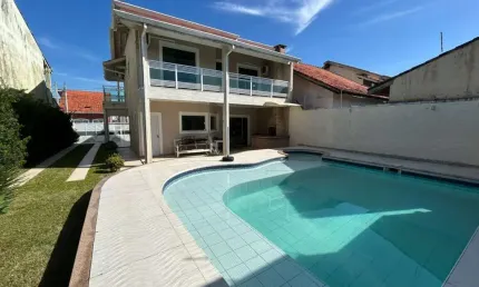 Casa à 100m do mar com piscina e 3 quartos em Peruíbe.