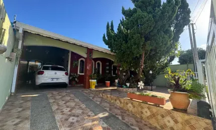Casa com 3 quartos, área gourmet e edícula em Peruíbe.