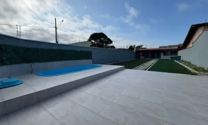 Casa na praia com piscina, 2 quartos e churrasqueira em Peruíbe.