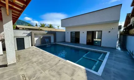 Casa de alto padrão no Centro de Peruíbe - R$ 1.390.000,00.