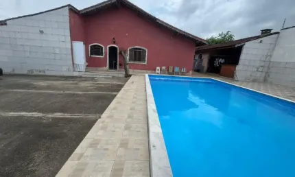 Casa à 150m do mar com 3 quartos e piscina em Peruíbe.