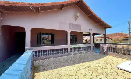 Casa na praia com 3 quartos, área gourmet e espaço para piscina em Peruíbe.