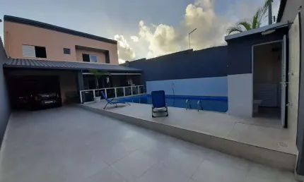 Casa com 6 quartos, piscina e área gourmet em Itanhaém.
