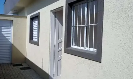 Casa com 2 quartos, piscina e churrasqueira em itanhaém.
