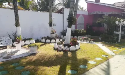 Casa à 40m do mar com 3 quartos e área gourmet em Itanhaém.