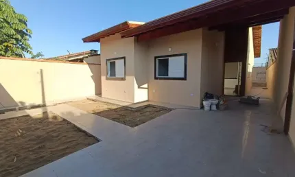 Casa com 3 quartos, piscina e churrasqueira em Itanhaém.