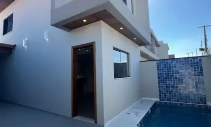 Casa com 2 quartos, piscina e área gourmet em Peruíbe.