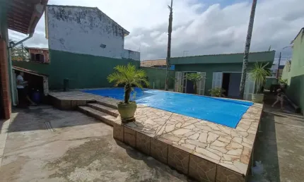 Casa à 170m do mar com piscina e 3 quartos em Itanhaém.
