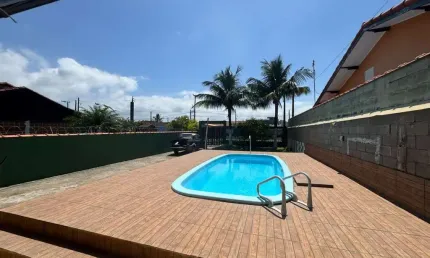 Casa na praia com 2 quartos, piscina e churrasqueira em Itanhaém.