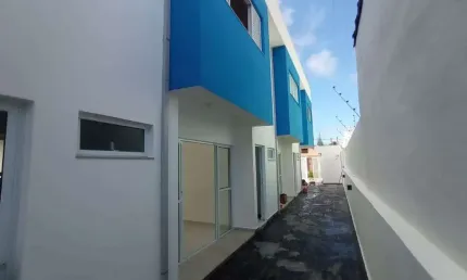 Casa em condomínio com 2 quartos e piscina em Itanhaém.