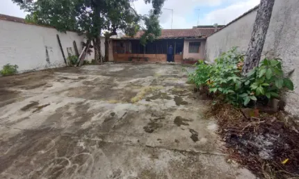 Casa com 2 quartos, churrasqueira e espaço para psicina em Itanhaém.