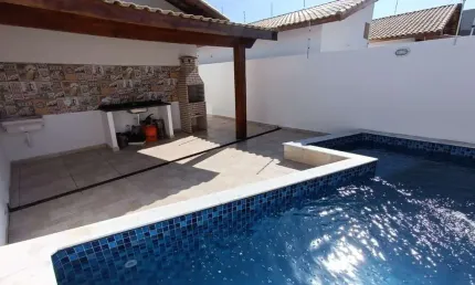 Casa com 3 quartos, piscina e churrasqueira em Itanhaém.
