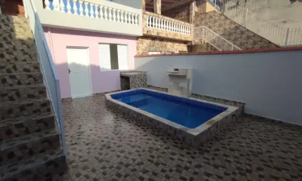 Casa à 70m do mar com piscina e 4 quartos em Mongaguá.