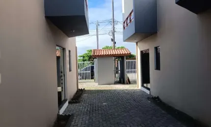 Casa em condomínio com 2 quartos e área gourmet em Itanhaém.