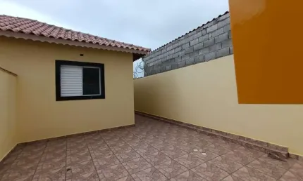Casa com 2 quartos e espaço para piscina em Itanhaém.