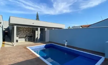 Casa na praia com 3 quartos, piscina e churrasqueira em Itanhaém.