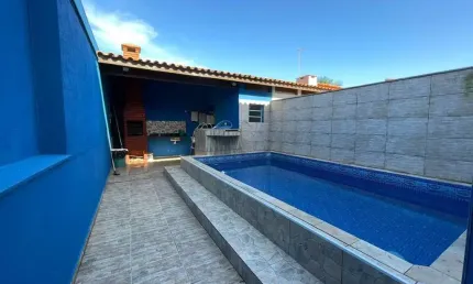 Casa na praia com 3 quartos, piscina e área gourmet em Itanhaém.