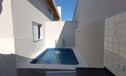 Casa em condomínio com piscina e 2 quartos em itanhaém.