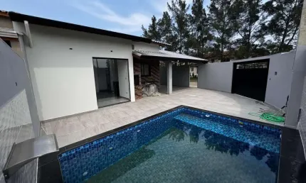 Casa à 50m do mar com piscina, 2 quartos e área gourmet em Itanhaém.